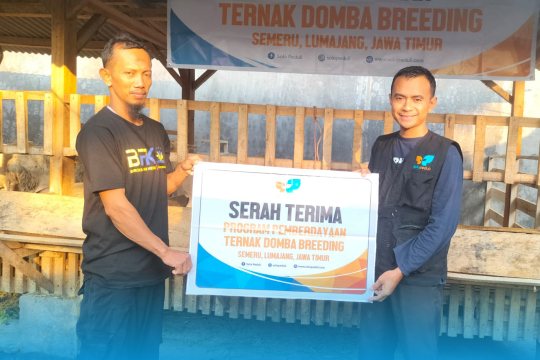 Seremonial penyerahan moke-up Program Pemberdayaan Ternak Domba Breeding SOLOPEDULI. Penyerahan oleh Kepala Charity SOLOPEDULI, Soni Raharjo (kanan) kepada Ketua Kelompok Ternak, Ermanto Asadullohul (kanan), pada hari Jumat (27/10/2023)